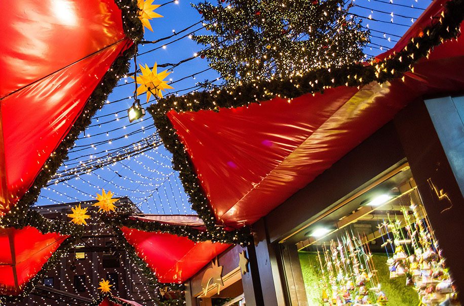 Red stall roofs, star lanterns and a Christmas tree on one of the best Christmas market river cruises on the Rhine